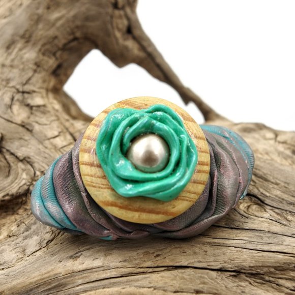 Pearl Flower Hand-Sculpted Hair Clip with Wooden Accent - Picture 1 of 9